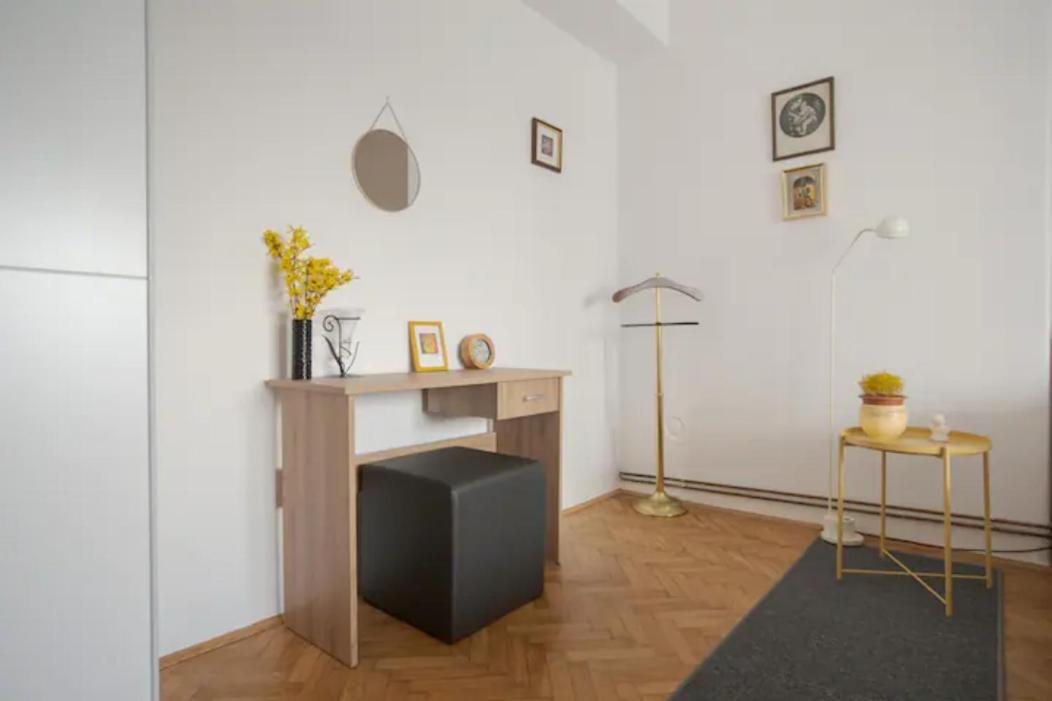 Apartment Retrovizor *